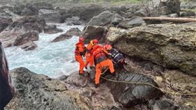台東南與姐夫前往花蓮石梯坪撿海菜，不幸遭大浪捲走身亡。（圖／翻攝畫面）