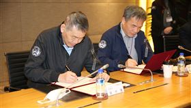 華航與企業工會完成第7次團協簽約中華航空公司與中華航空企業工會15日下午分別由華航董事長謝世謙（左）、工會理事長劉惠宗（左2）代表資方及勞方，完成第7次團體協約簽署。中央社記者吳睿騏桃園機場攝  114年1月15日