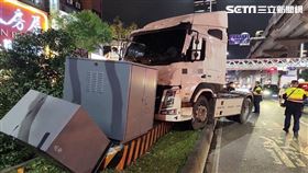 新北曳引車頭自撞車禍。（圖／翻攝畫面）