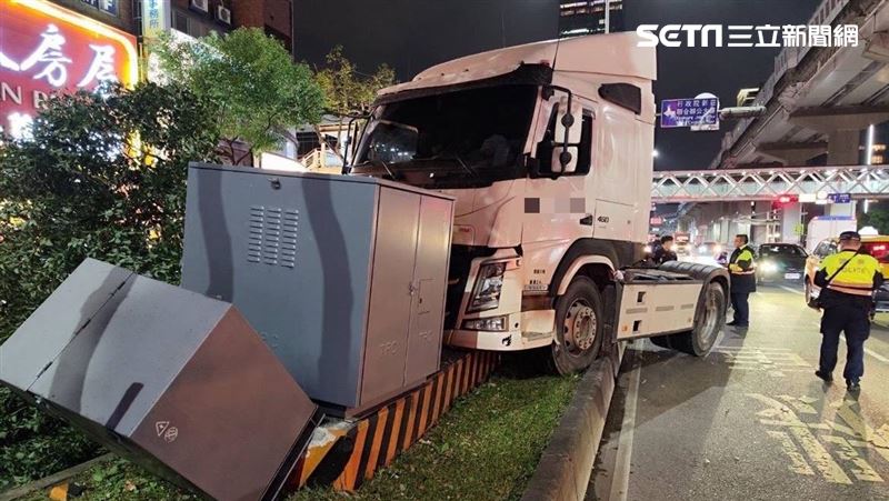 新／新莊曳引車衝分隔島　撞爛變電箱路樹
