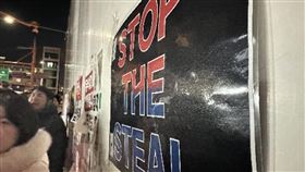 尹錫悅支持者張貼標語韓國總統尹錫悅面臨彈劾及內亂罪調查，支持者在官邸附近街道張貼標語，主張過去選舉不公。中央社記者廖禹揚首爾攝 114年1月15日