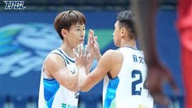 高雄海神前鋒林任鴻（左）。（圖／TPBL聯盟提供）