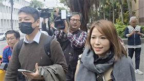 ▲陳智菡、許甫夫妻請回，一同離開北檢。（圖／翻攝畫面）