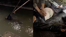 居民先用2跟竹竿撐起老翁身體浮出水面，避免嗆窒息。（圖／翻攝自大寮在地人大小事臉書）