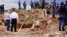 南非北部斯蒂爾豐丹金礦大量非法礦工受困，警方稱連續3天搜救行動已救出166人，並移出78具遺體。（圖／達志／美聯社）