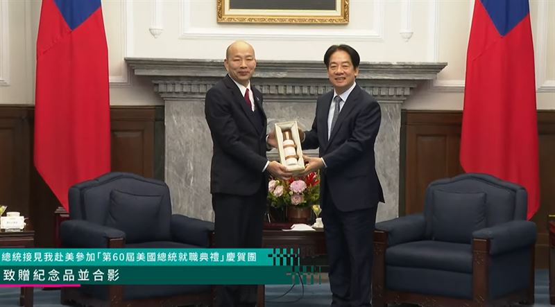 賴清德贈韓國瑜保溫瓶隱喻「桶箍」，希望借重韓院長的智慧，成為朝野合作示範（圖／翻攝自總統府YT）