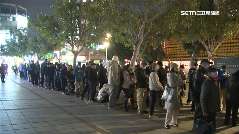 綠委發「台灣尚勇」春聯　現場大排長龍