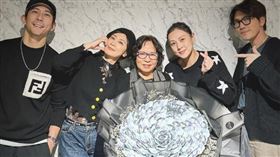 賈靜雯曬出幫媽媽慶祝71歲生日的家族合照。（圖／翻攝自賈靜雯IG）