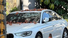 白色奧迪轎車慘遭從天而降的磚頭砸凹車頂。（圖／翻攝自爆料公社）
