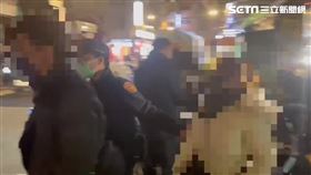 萬華分局率隊前往西昌街掃蕩「伊拉客」及外籍賣淫女子。（圖／翻攝畫面）