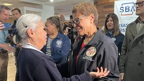 洛杉磯市長巴斯慰問台僑災民台灣僑胞吳如真（左）住家遭到洛杉磯野火焚毀，仍為慈濟當志工，洛杉磯市長巴斯（右）視察「災難復原中心」時特別上前慰問，並在記者會上公開稱吳如真是「洛杉磯精神的典範」。（慈濟提供）中央社記者林宏翰洛杉磯傳真114年1月16日