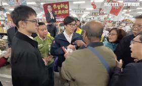 陳其邁半路被攔截陳情，未將人架開，聽了概述留下資料，允諾處理。（圖／翻攝畫面）