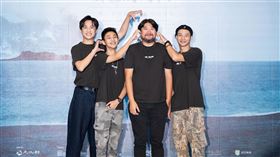 《聽海湧》吳翰林（左一）、朱宥丞（左二）和黃冠智（右一）一起手比「愛心」，表達對導演孫介珩（右二）的感謝和喜愛。（圖／臺史博提供）
