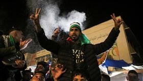 以哈戰爭達成停火協議，加薩居民紛紛上街慶祝。（圖／路透社／達志影像）