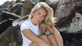 邦妮‧布魯（Bonnie Blue）拍攝爭議的成人企劃，引起當地譁然。（圖／翻攝IG）