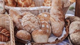 麵包剛過期幾小時能吃嗎？　營養師勸「最好不要」：2關鍵可判斷