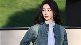 柳岩疑似逼宮上位。（圖／翻攝自微博）