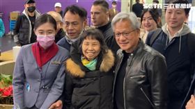 黃仁勳，抵達清泉崗，簽名合照樣樣來，寵粉場面失控，脫口說台語：我要去賺錢了 (圖/翻攝畫面)