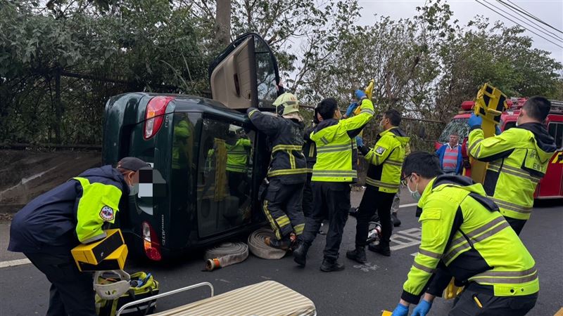 新／汽車失控撞電桿翻覆　駕駛乘客受困