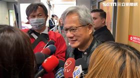 黃仁勳，抵達清泉崗，簽名合照樣樣來，寵粉場面失控，脫口說台語：我要去賺錢了 (圖/翻攝畫面)