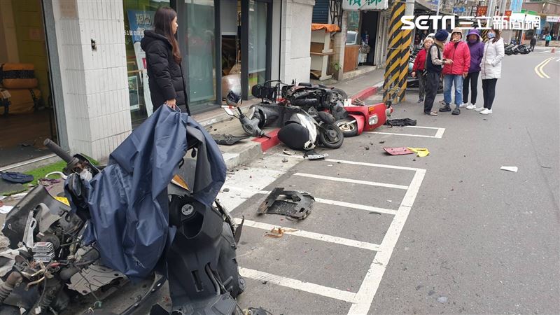 內湖80歲老翁駕車失控撞18機車、1汽車。（圖／翻攝畫面）