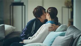 《不如海邊吹吹風》陳柏霖與郭雪芙深情一吻。（圖／大川大立提供）