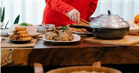 農曆新年許多人都會回到家鄉團聚，一起吃頓年夜飯。（示意圖／Pexels）