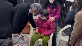 金孫涉詐片，遭大陸公安拘禁，彰化鹹粥嬤下跪痛哭　懇求海基、陸委會幫忙(圖/翻攝畫面)