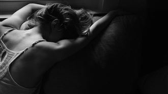 熟睡被晃醒！妻直擊：鬼父趴女兒身上猥褻