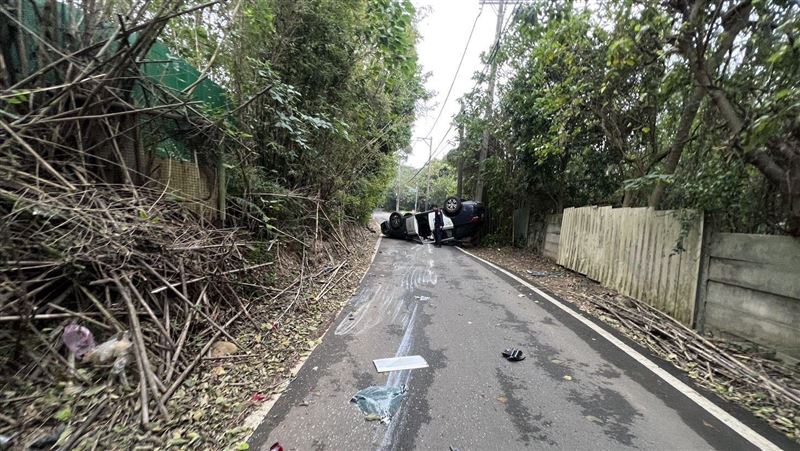 桃警被撞翻車　通緝犯下半身「屎色」被逮
