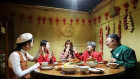 行政院長卓榮泰與YouTuber三個麻瓜，一起回到阿嬤家，歷經大家過年最害怕的「親戚拷問」，一路過關斬將，贏得紅包。（文化部提供）

