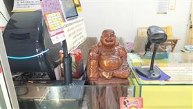 眼鏡哥購買一張「2,000萬超級紅包」刮刮樂，刮開第一張時，卻未中獎，準備離開時，抬頭偶然發現店裡的彌勒佛正對著他微笑，頓時有了某種預感，彷彿彌勒佛在告訴他「還有機會」，最後中100萬元。（圖／台彩提供）