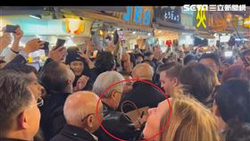 新／台中辣妹超狂！拿愛馬仕包給黃仁勳簽（圖／翻攝化面）