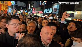 AI,輝達,NVIDIA,黃仁勳,台中,逢甲夜市,大媽,紅包,89,Cheap,乞丐（圖／翻攝畫面）