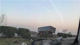 台78,車禍,分隔島,護欄,聯結車,雲林（圖／翻攝記者爆料網）