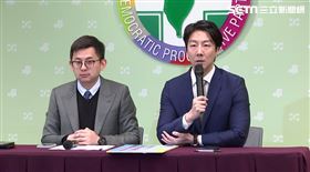 ▲民進黨由發言人吳崢（左）、卓冠廷（右）召開「得不到就毀了你！譴責藍白報復性惡刪總預算」記者會。