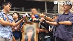 法務部昨天（16日）核准死囚黃麟凱的執行令，並於當晚執行槍決。被害人的父親王爸爸得知槍決執行後，語帶哽咽表示「惡人有惡報，司法終於給了我們一個公道。」今天恰巧是已故女兒的冥誕，他表示，謝謝社會的關心，謝謝賴清德簽字，等忙完會再跟家人去看女兒，告訴她「黃麟凱被槍決了」。