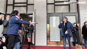 ▲議場前綠委與多位導演召開「拒絕藍白政治黑手，捍衛台灣影視命脈」記者會，陳玉珍亂入（左）與導演陳世杰（右）針鋒相對（圖／記者高逸帆攝影）