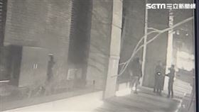 北市夏姓車手與林姓婦人面交時遭到警方當場逮捕。（圖／翻攝畫面）