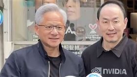 黃仁勳返台都會去「Manor Salon」髮廊剪髮，設計師老闆Ray也因此變成黃仁勳在台的御用髮型師。
（圖／三立新聞台提供）