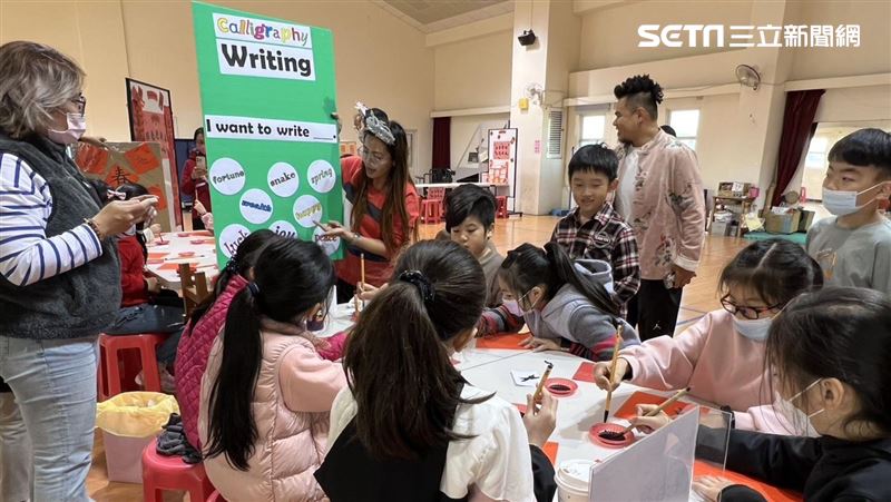 台南國際英語村外師領軍寫春聯　5校同樂