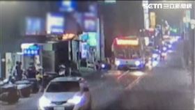 音樂製作人陳國華14歲兒子在康寧街公車站牌前被機車騎士撞倒。（圖／翻攝畫面）