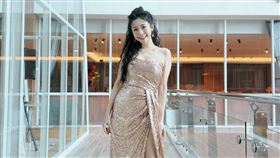 Albee身穿金色亮片禮服，平口低胸若隱若現出北半球。（圖／翻攝臉書）