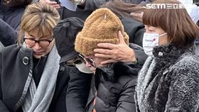 李玟媽媽痛哭失聲，二姐（左）與大姐（右）相擁安慰。（圖／記者鄭尹翔攝影）