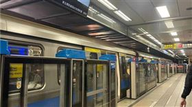 大眾運輸工具是許多上班族通勤必備，特別是在上下班尖峰時段，車廂內一定人潮洶湧。（示意圖／翻攝自CTWANT）