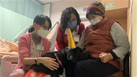 「輔助治療犬」現身安寧病房　患者笑了(門諾醫院提供)