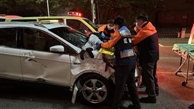 車禍,肇逃,機車騎士,乘客,引擎蓋