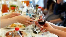 大陸一名郭姓男子參加公司聚會，期間幾杯黃湯下肚後，他感到身體不適便先行回家，怎料卻被發現猝死在家中，郭男家屬難忍悲憤情緒，將同桌9人通通告上法院，一、二審均判9人免賠。（示意圖／翻攝自unsplash）