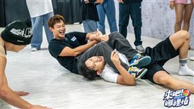 敖犬（右）被威廉控制在地，場面爆笑。（圖／TVBS提供）