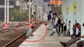 花蓮某國中學生昨天在吉安車站月台候車，2名學生在月台踢飲料罐嬉戲，還跳下鐵軌，被候車民眾拍下影片，在網路引起討論。